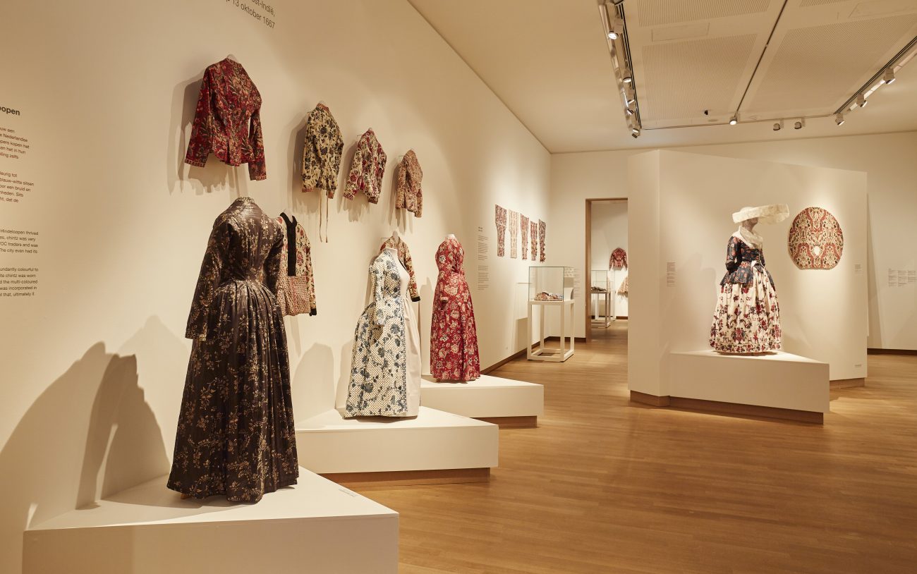 Overzichtsfoto tentoonstelling met klederdracht - foto Erikjan Koopmans.