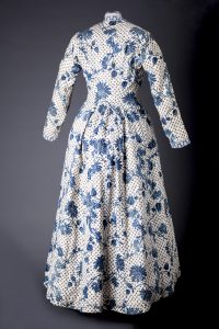 Sitsen Hindeloper wentke (vrouwenjas) voor de lichte rouw. India 1750 - 1800 - foto Fotostudio Noorderblik.