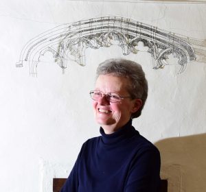 Ann Allison, voorzitster van de 98 Lace Group, met haar werk Tracery.