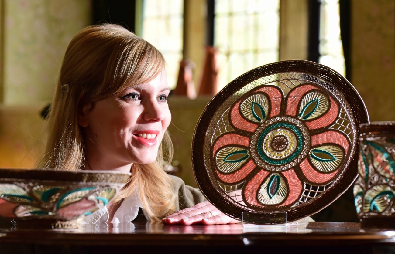 Victoria Conroy van English Heritage met werk van Pat Brunsdon.