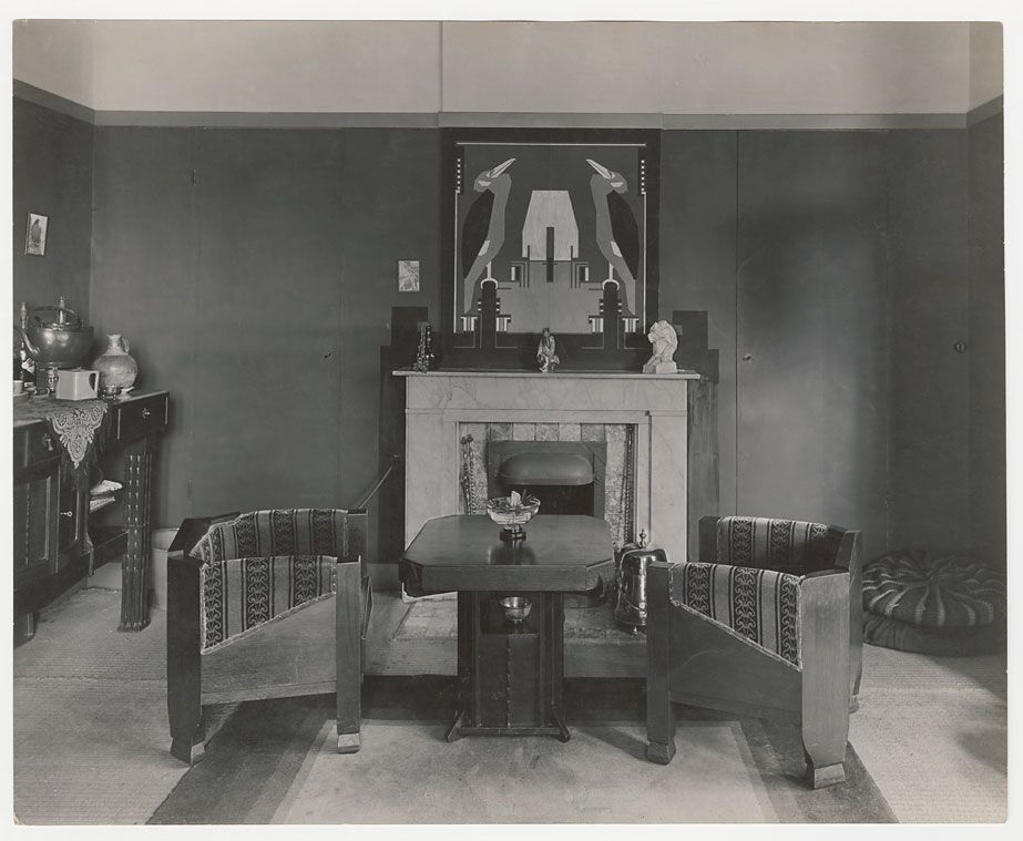Interieur in de stijl van de Amsterdamse School met twee fauteuils gestoffeerd met trijpbekleding, ontwerper Jacobus Hellendoorn, circa 1925 - Collectie Het Nieuwe Instituut, Rotterdam.