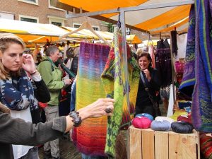 De Textielmarkt op het plein voor het museum.