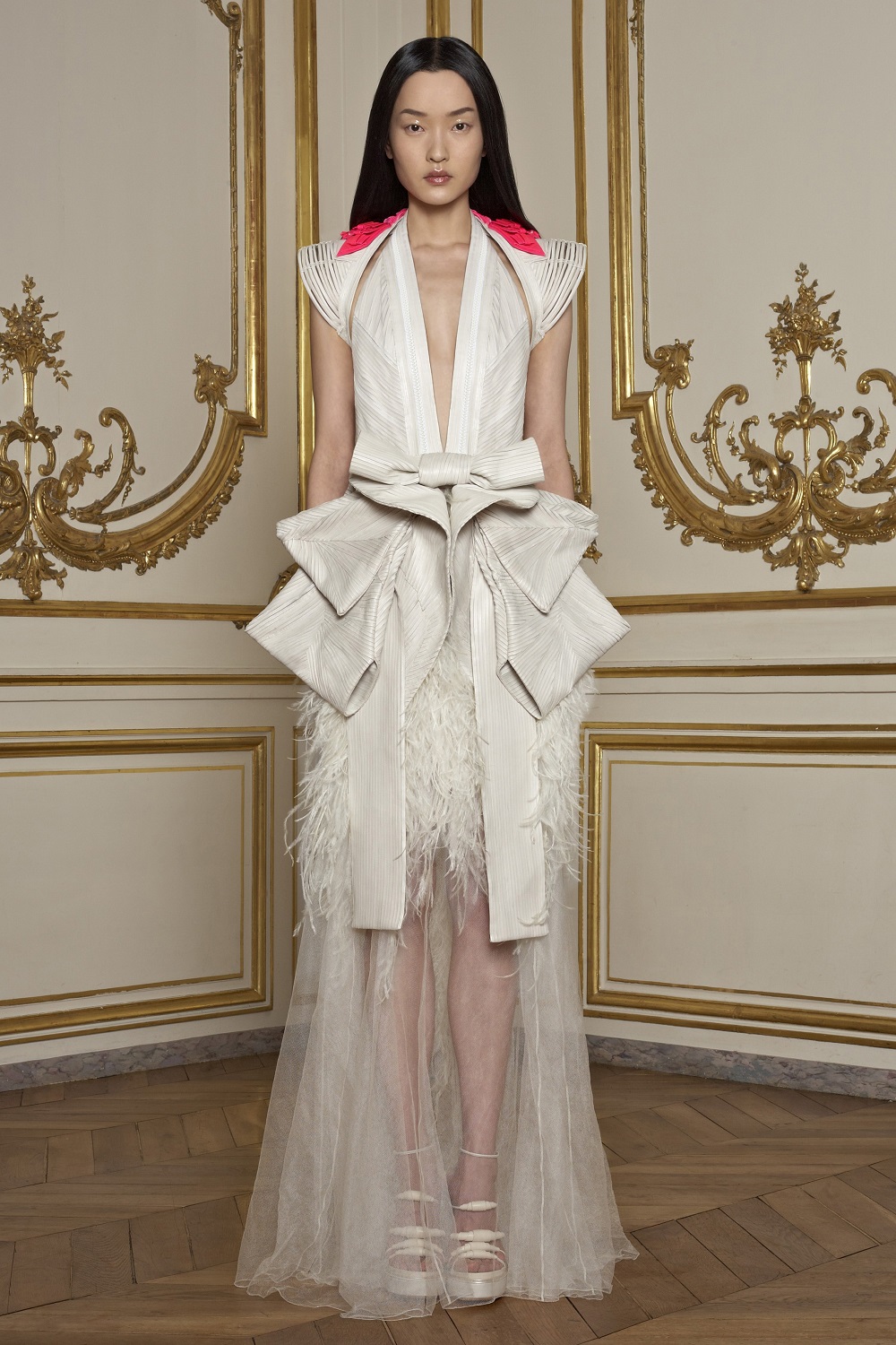 Givenchy haute couture door Riccardo Tisci, lente/zomer 2011 - foto Willy Vanderperre.