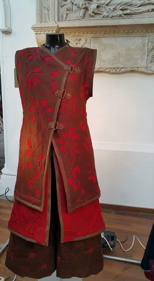Innan König-Wever - Werk met reverse appliqué, een combinatie van geverfde woletamine en vilt.