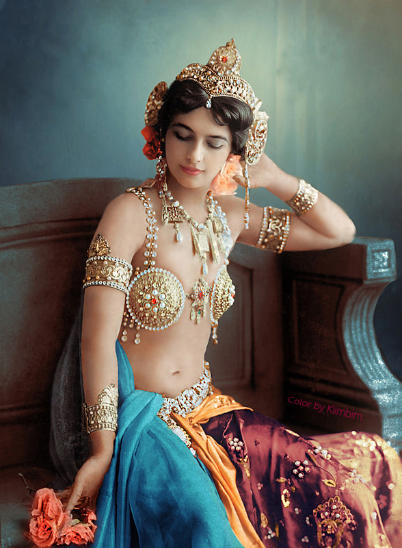 Mata Hari als exotisch danseres (foto ingekleurd door Klimbim).
