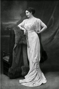 Mata Hari in een jurk van Buzenet, 1910.