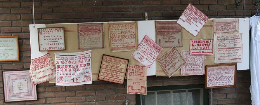 Deel van de verzameling van oude schoollapjes.