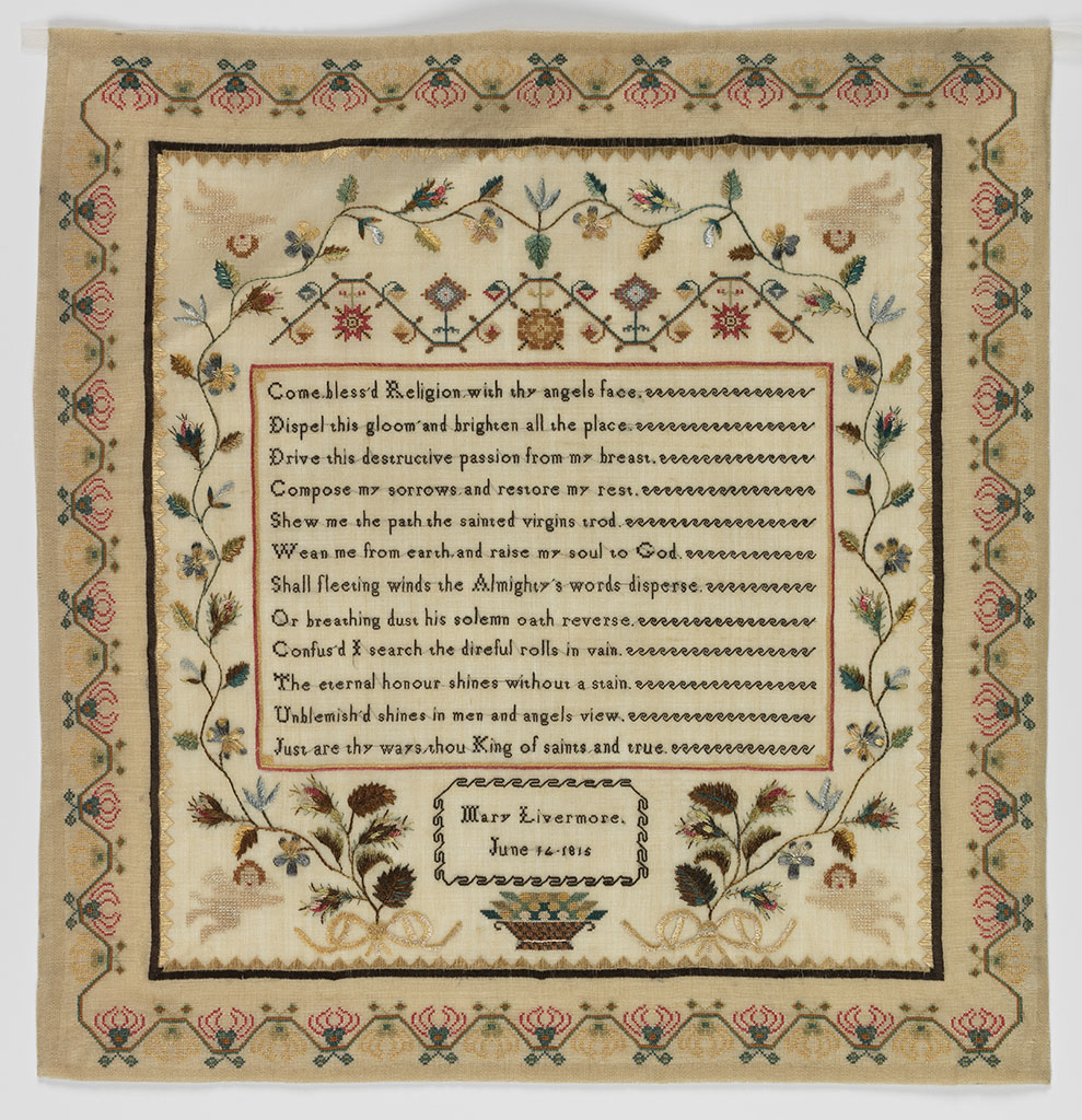 Merklap met fraaie rand uit 1815 door Mary Livermore. Katoen, geborduurd met gekleurde zijde, 42 x 45 cm.