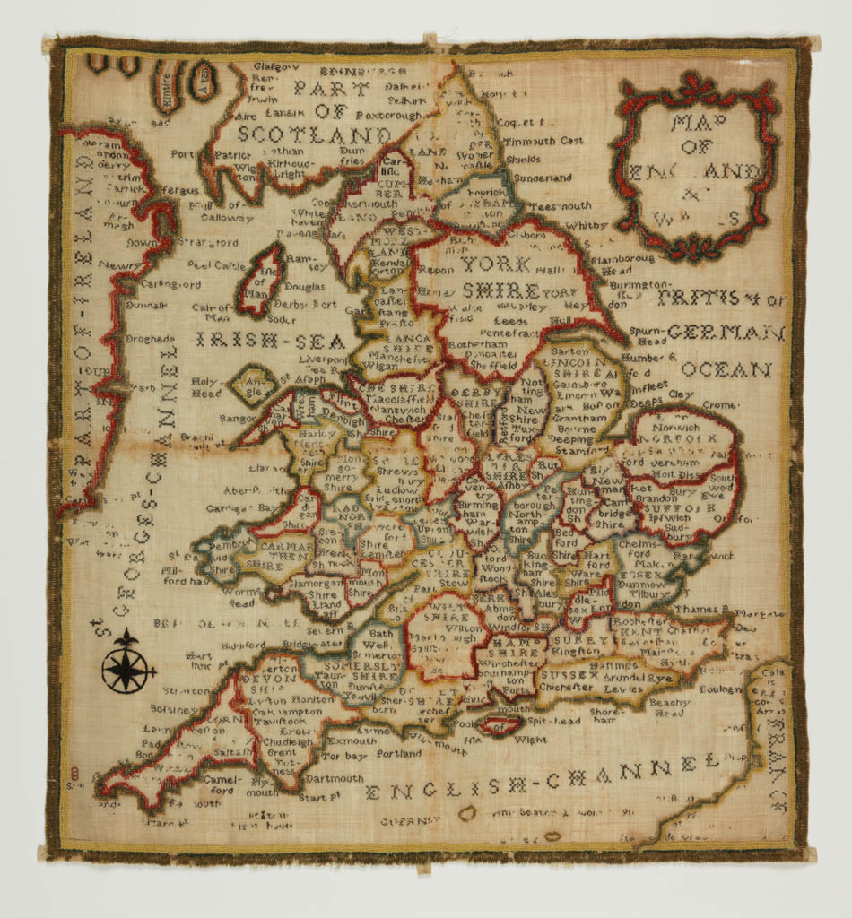 Quaker merklap, zgn. ‘map sampler’ uit 1790 door Ann Seaton. Wol, geborduurd met gekleurde wolgaren, 48 x 52 cm.