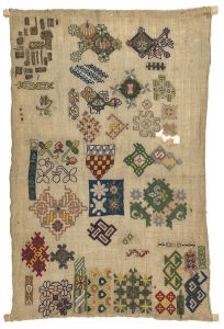 ‘Spot motif sampler’ uit circa 1620-1640 met initialen M.C. Linnen, geborduurd met veelkleurige zijde, zilver en verguld-zilveren garens in een veelheid aan technieken, 27 x 42 cm.