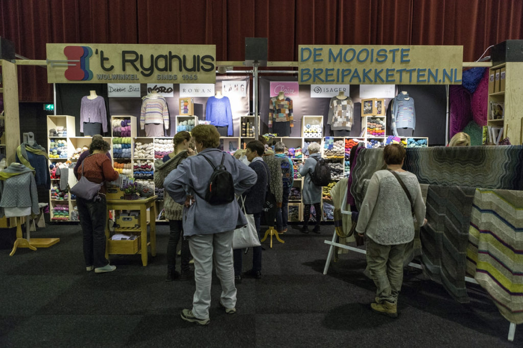 Overzichtsfoto van de beurs met stands.
