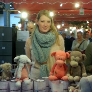 Stefanie Trouwborst van CuteDutch met een paar van haar knuffels.