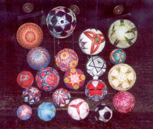 Temari-ballen van Sandra Moek.