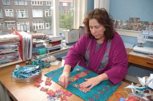 Joke Hardenbol aan het werk in haar atelier.
