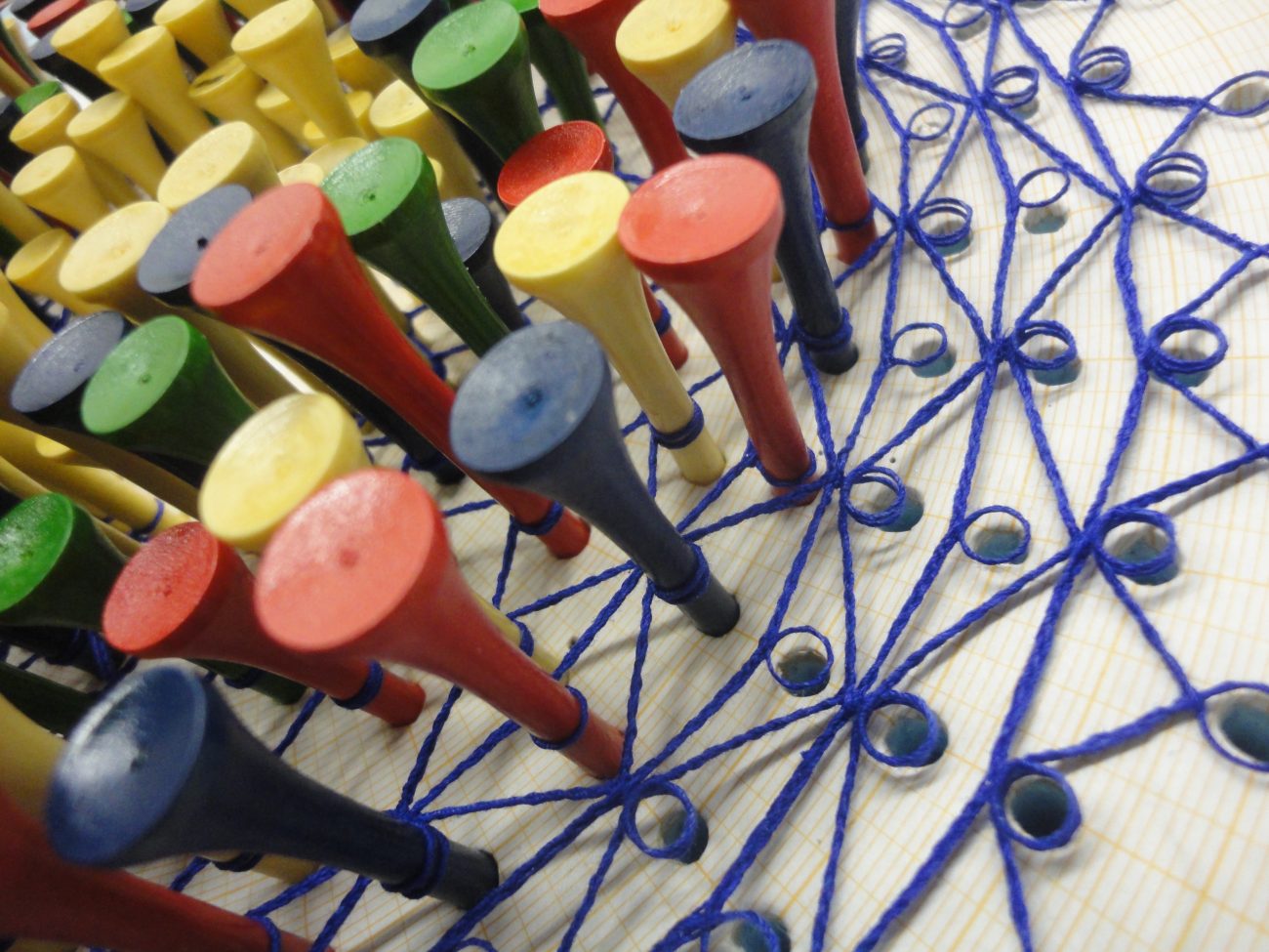 Mariet Visser, 'Tee-circles' in wording, kantklossen met gebruik van golf-tees.