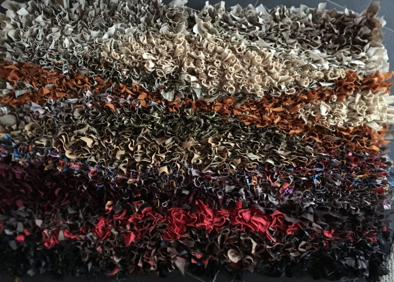 Aardlagen door Annie Lavrijssen, dubbel corduroy-techniek, tweeluik (2 x 80 x 60 cm), gemaakt van aan repen geknipte restantlapjes.