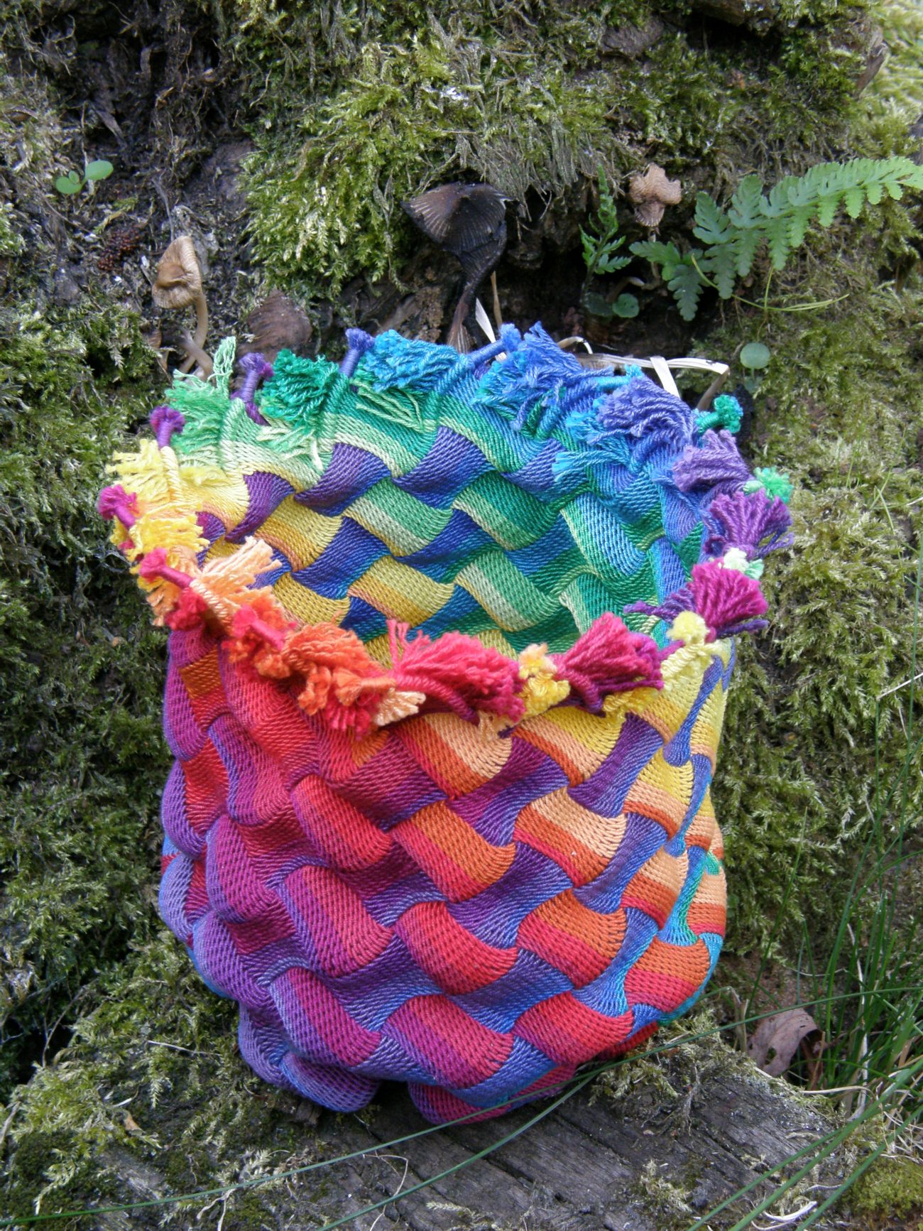 Werk van Marijk Dekkers, hoogte 14 cm, materiaal Nm 34/2 katoen.