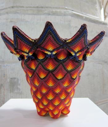 Werk van Marijk Dekkers, hoogte 32 cm, materiaal breikatoen 8/4.