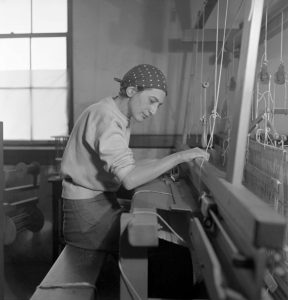 Anni Albers in haar atelier in Black Mountain College, 1937 - foto Helen M. Post.