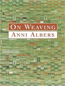 Het boek 'On Weaving' (Dover Craft Books) van Anni Albers.