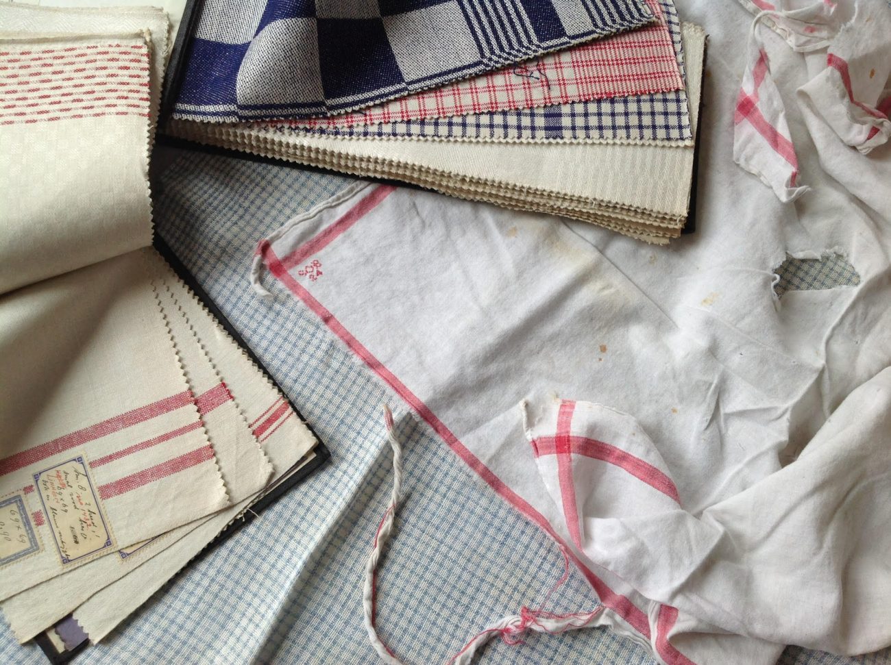 Stalenboeken voor huishoudtextiel met versleten stofdoek van de barones.