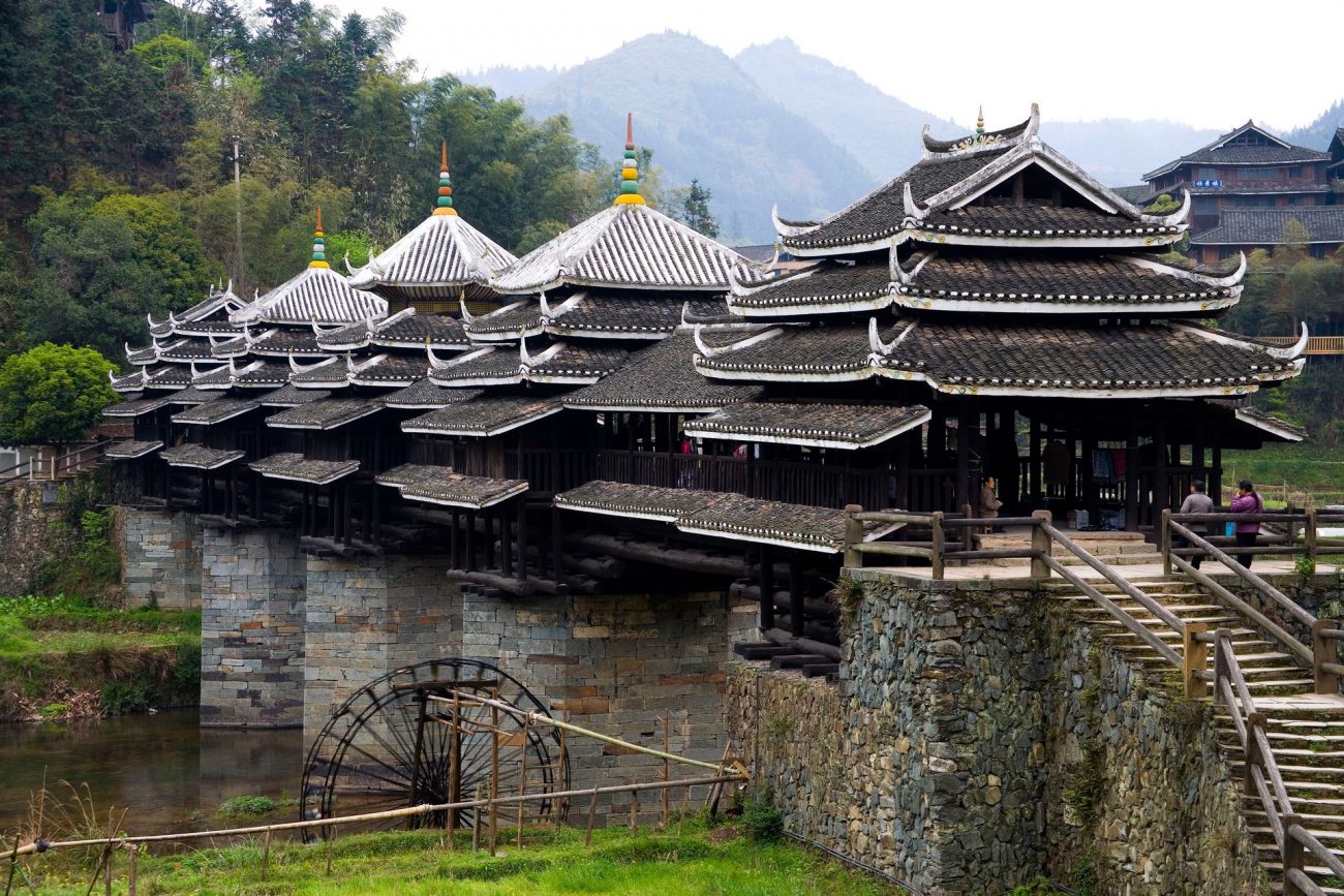 Chengyang Wind- en Regen-brug, een typisch voorbeeld van Dong-architectuur.