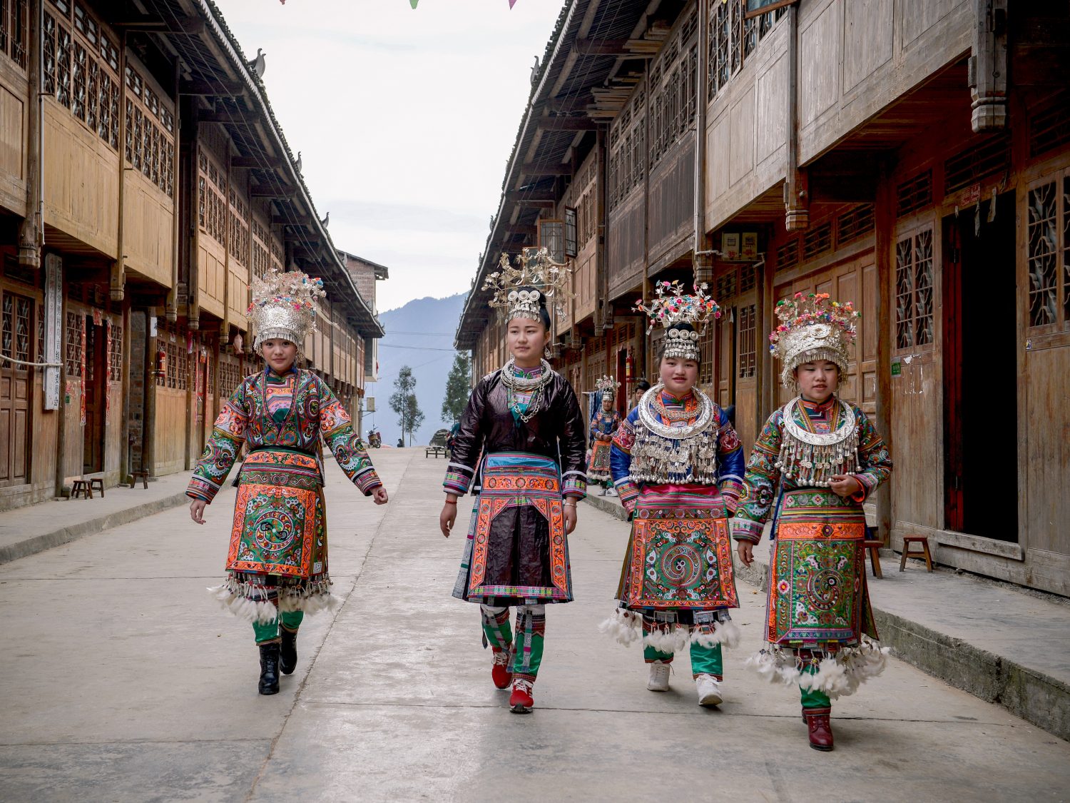 Vrouwen van de 100-birds-Miao in feestkleding, Wuji, Rongjiang - foto Wu Zeng Ou.