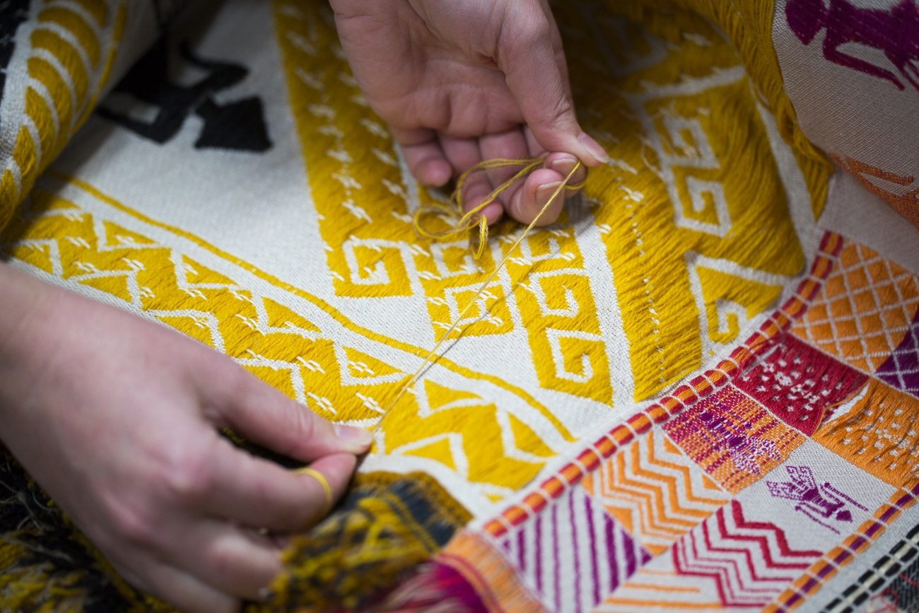 Jennifer Tee aan het werk in het TextielLab - foto Tommy de Lange.