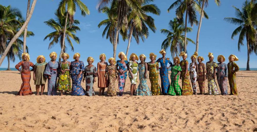 Een goed overzicht van de verscheidenheid in kleuren en patronen van de Vlisco-stoffen.