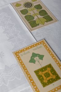 Tafellaken en vingerdoekje ‘Klimop’ (dessin 513) met platen uit A. A. Tekelenburg, Handleiding bij het ontwerpen van motieven naar plantvormen. Ontwerp Chris Lebeau, uitvoering E.J.F. van Dissel & Zn., Eindhoven (damast), 1910 - foto Josefina Eikenaar.