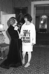 De foto waarop Katherine Hamnett in protestshirt Margareth Thatcher de hand schudt.