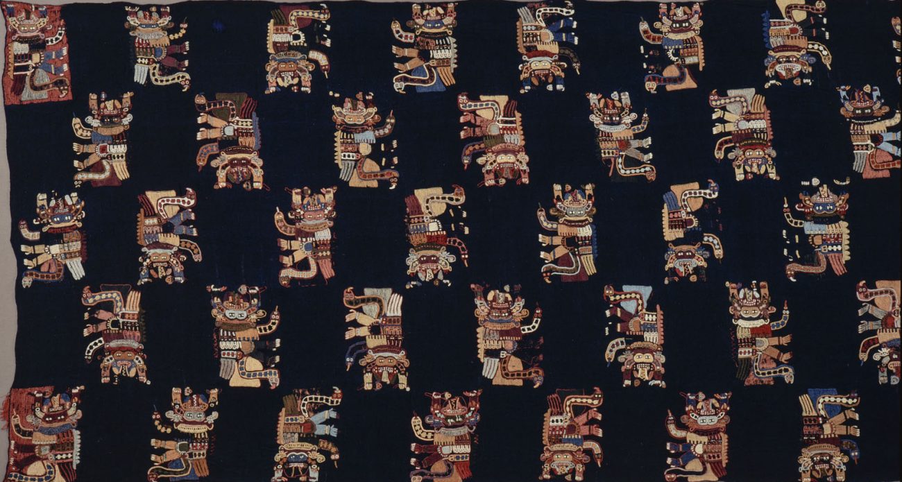 Mantel, vermoedelijk dodenmantel, van blauwe lamawollen stof met 53 met katoenen garen geborduurde motieven in telkens tien kleuren. Paracas-beschaving, circa 200 BCE - 100 CE, 240 x 88 cm.