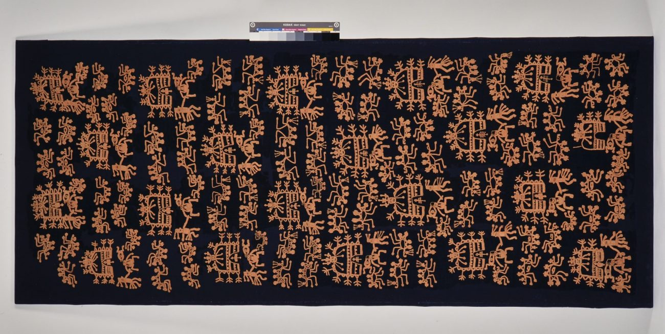Met katoen geborduurde lamawollen mantel, versierd met een mythologische scène die verband houdt met voorouders en de vrouwelijke vruchtbaarheid. Nasca-beschaving, circa 100 - 600 CE, 255 x 93 cm.