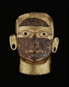 Dodenmasker van Huaca de la Luna. Mochica-beschaving, goud, koper, schelpen en steen, 26 cm hoog, circa 100 - 600 CE.