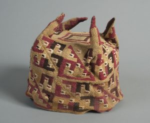 Hoedje met vier punten van lamawol, Tiwanaku-beschaving, periode 600 - 900 CE.