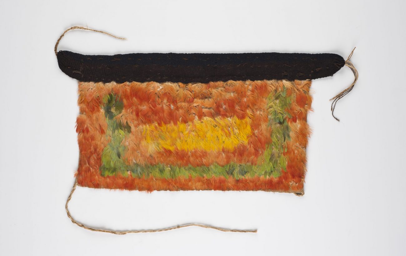 Lendendoek van katoen en veren. Wari-beschaving, periode 600 - 900 CE, 20 x 41 cm.