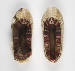 Paar Inca-schoenen van lamaleer en alpacawol, 1450 - 1532 CE, 24 x 10 cm.
