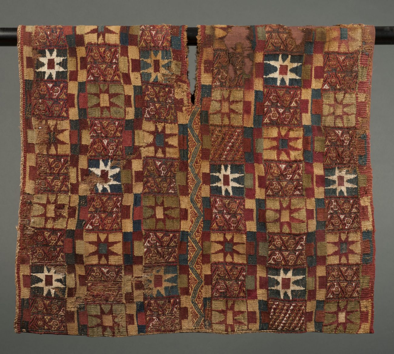 Unku, een tuniek in Chuquibamba-stijl van lamawol en katoen. Inca-beschaving, periode 1450 - 1532 CE, 55 x 96 cm.
