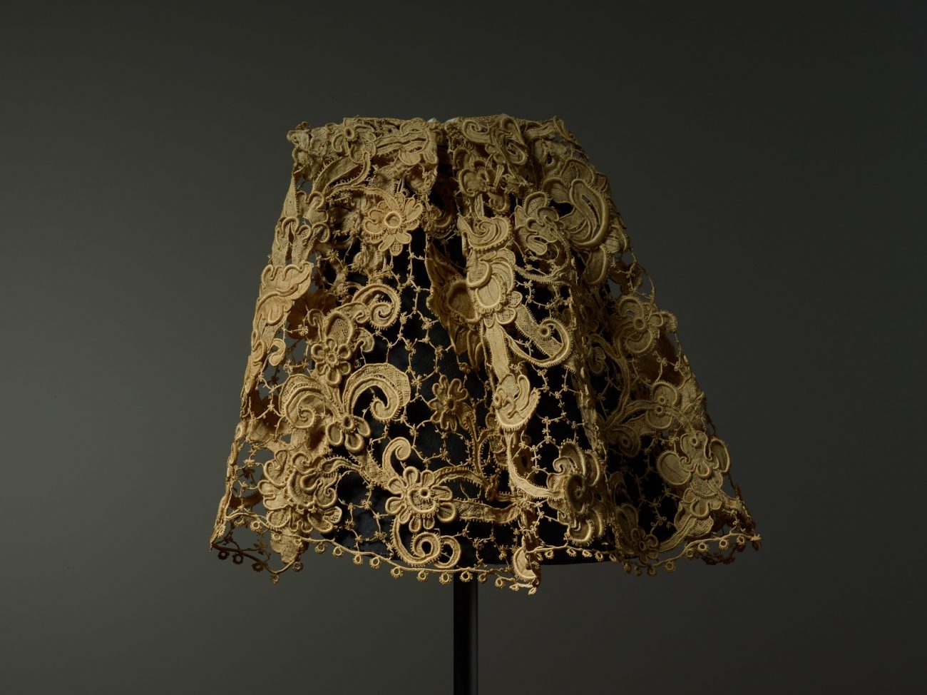 Uiteinde van een das, Frankrijk of Venetië, circa 1690 - foto Michael Rast.