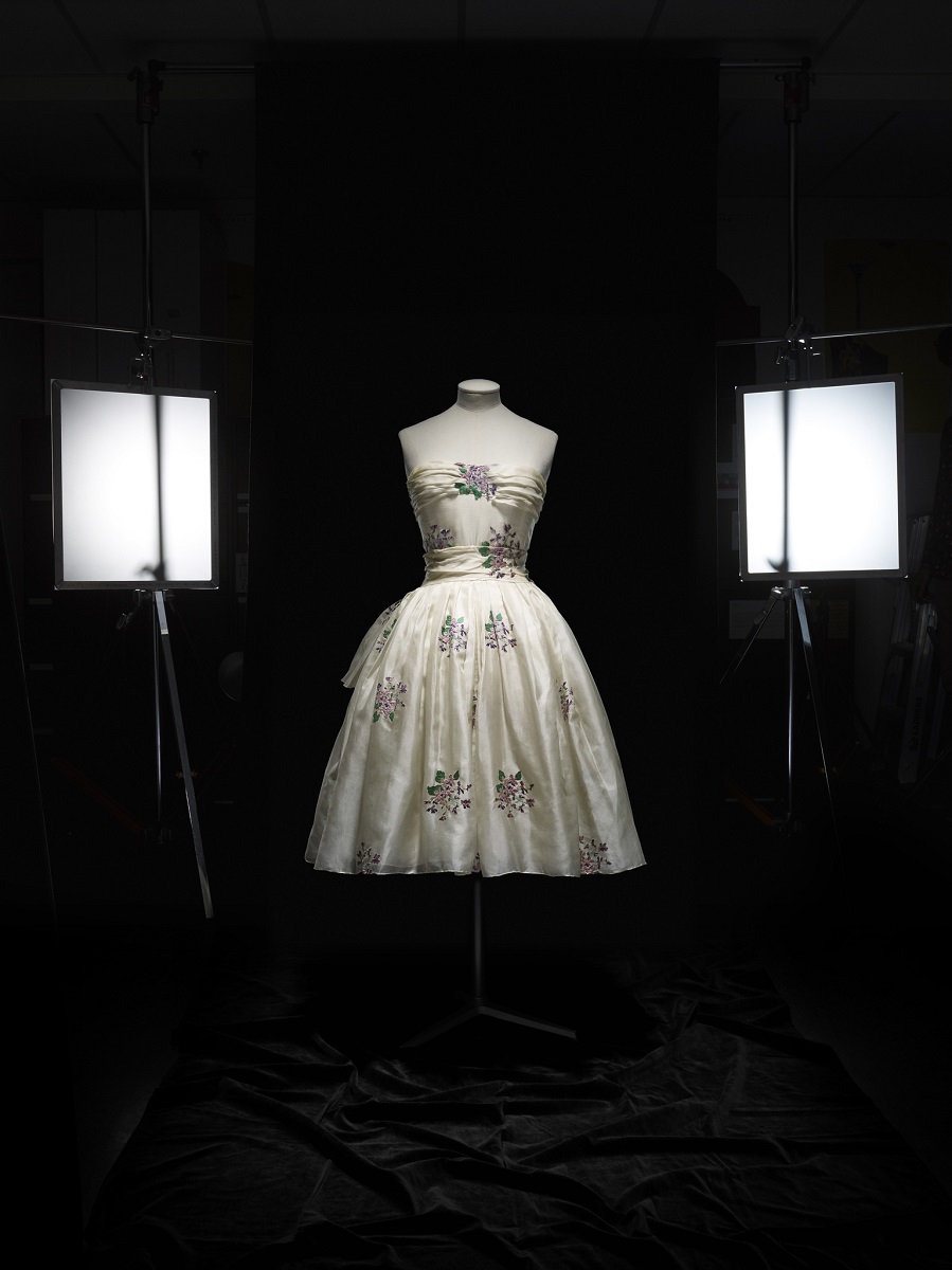 Christian Dior (1905–57), Avril, jurk, Haute Couture, lente-zomer 1955, A Line - foto Laziz Hamani.
