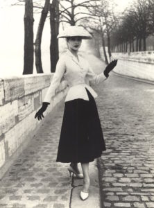 Christian Dior's 'bar suit' 1947 - foto Willy Maywald.
