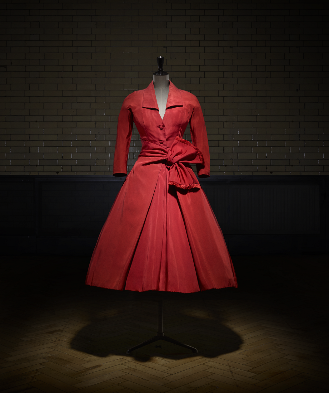 Écarlate middagjurk, herfst-winter 1955 Haute Couture collectie, Y line - foto Laziz Hamani.