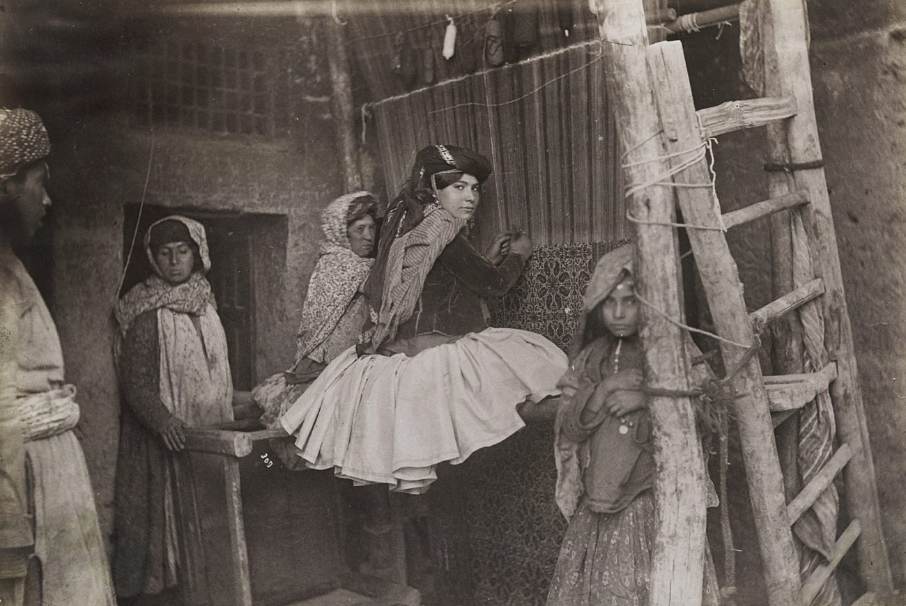 Bij het tapijtknopen, een gearrangeerde foto, Antoin Sevruguin, ca. 1880-1895, albumine-afdruk.
