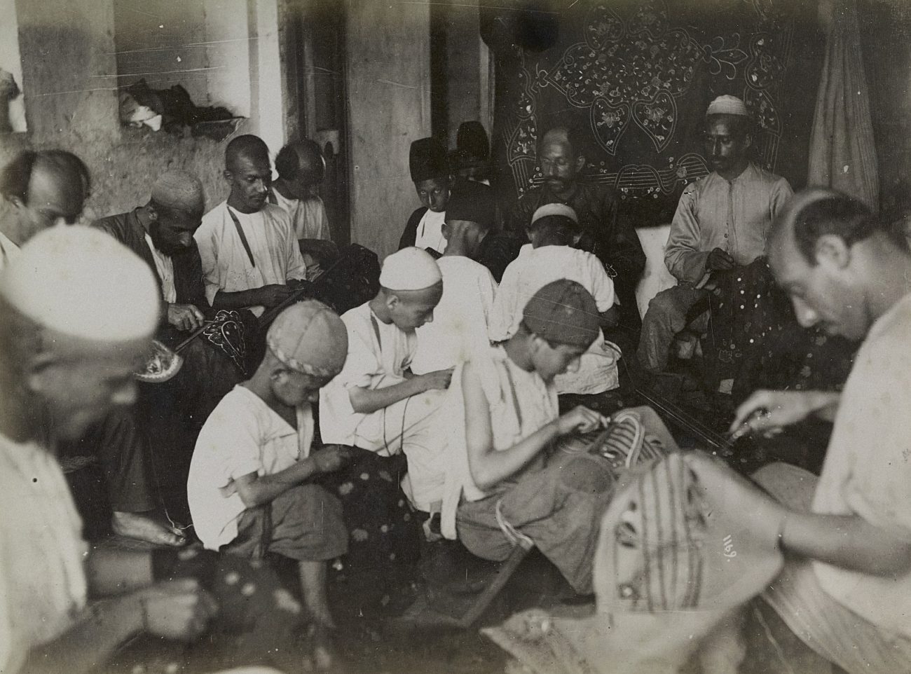 Borduurders in een atelier in de bazaar van Rasht, Iran, 1880-1895, albumine-afdruk.
