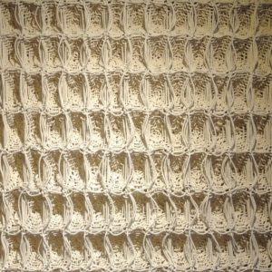 Tonny van den Berg, Wafels. De wafel is behalve een gebakken koek met ruitjes erin ook een weefbinding. Een wafelbinding is een structuurweefsel. De kenmerkende vierkante kuiltjes die ontstaan door het samentrekken van langere ketting- en inslagflotteringen vormen een volumineus, absorberend, elastisch weefsel. In dit werkstuk is de wafelbinding extreem uitvergroot en daarmee uit de context van het gebruiksvoorwerp getrokken.