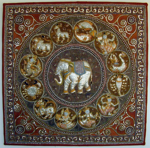 Shwe chi doe Olifant met zodiac-symbolen