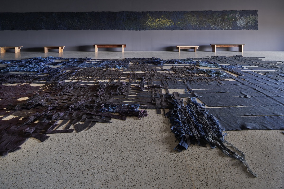 Claudy Jongstra's grootste geweven werk NINE met aan de wand één deel van Cosmic Cry - Handwerkwereld