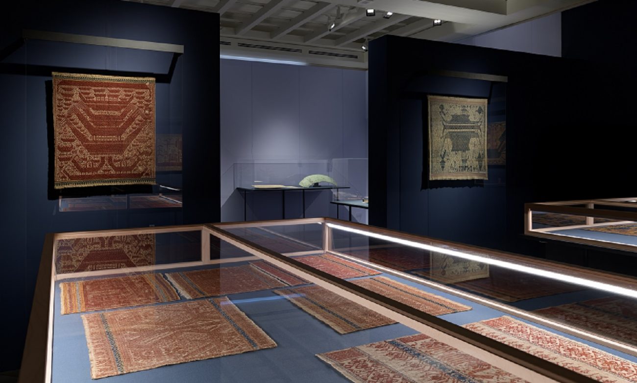 Tentoonstellingsoverzicht 'Schepen en transities' in het Etnografisch Museum van de Universiteit Zürich - scheepsmotieven weefsels Zuid-Sumatra - Handwerkwereld