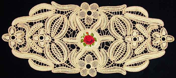 Lopertje van Roemeens pointlacé-kant met petit-point decoratie