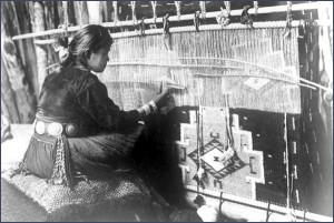 Een Navajo kleed wordt geweven op een traditioneel weefraam, circa 1920 - 1930